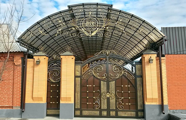 Купить или заказать ворота для дома с навесом - стильные и надежные решения для вашего участка в Апшеронске от 41927 руб | ВоротМастер-Пшр