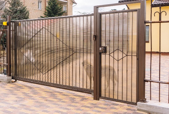 Купить ворота из профлиста с элементами ковки, с металлическими столбами в рамке или под дерево в Апшеронске от 154710 руб